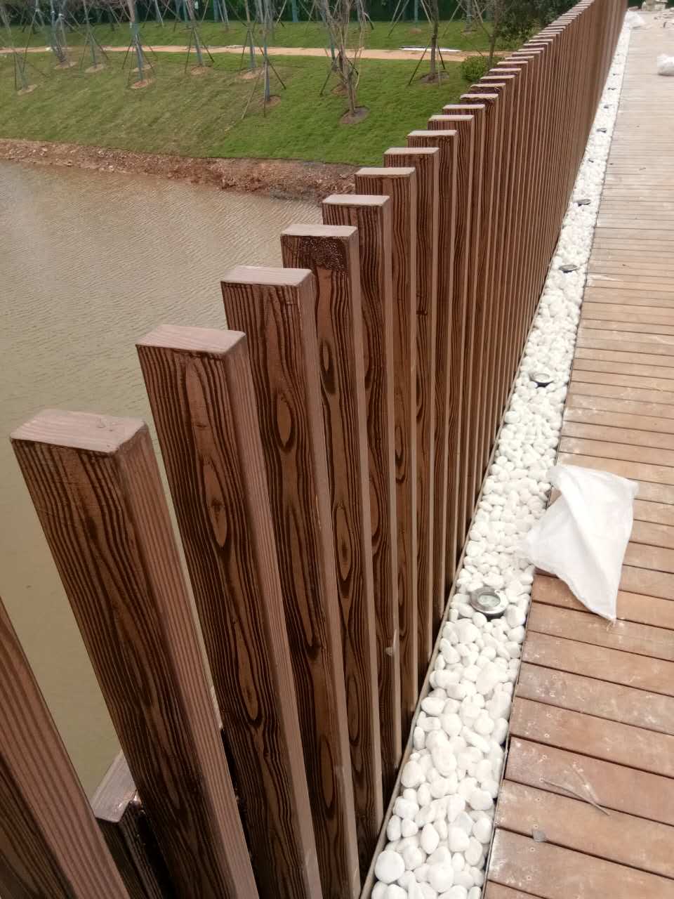 巴音郭楞钢管护栏木纹漆施工项目