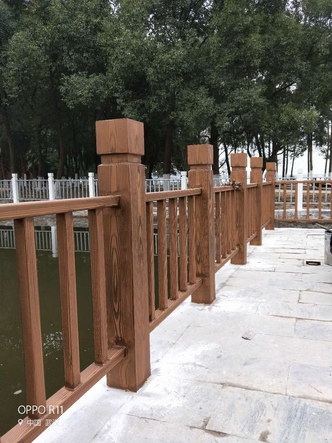 巴音郭楞河道护栏木纹漆施工项目